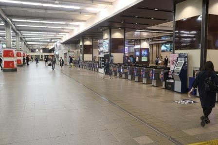 【超絶光景】大阪の阪急梅田駅は、改札機が1列に並ぶ数が日本一多い！