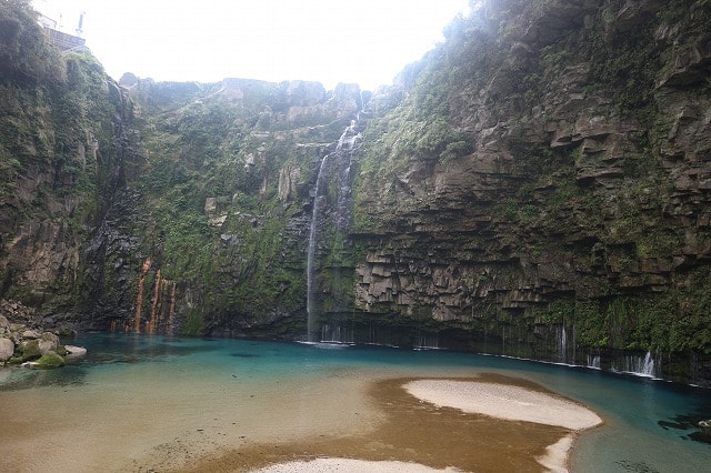 鹿児島県大隅半島にはスーパー神秘的な滝である「雄川の滝」があるぞ！