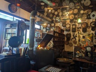 小田原の純喫茶「途上園」は、古時計いっぱいの異空間だった！